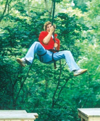 Balanceándose entre los árboles 